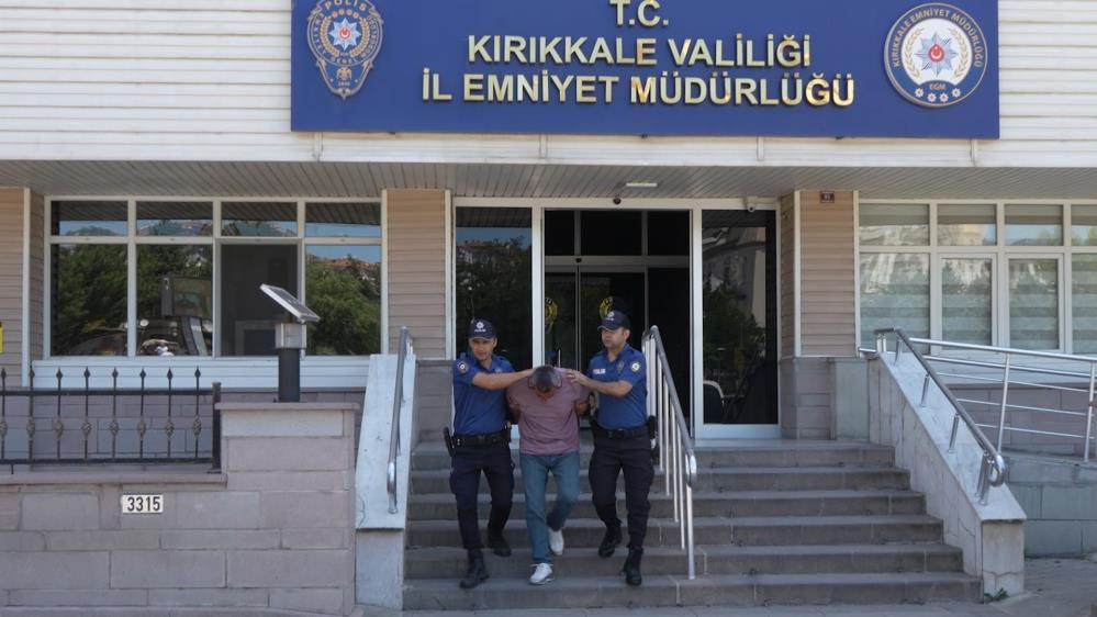 Polise şiddet gösteren alkollü şahıs adliyeye sevk edildi Kırıkkale’de alkollü araç kullanarak trafiği tehlikeye atan bir sürücü, Cumhurbaşkanı