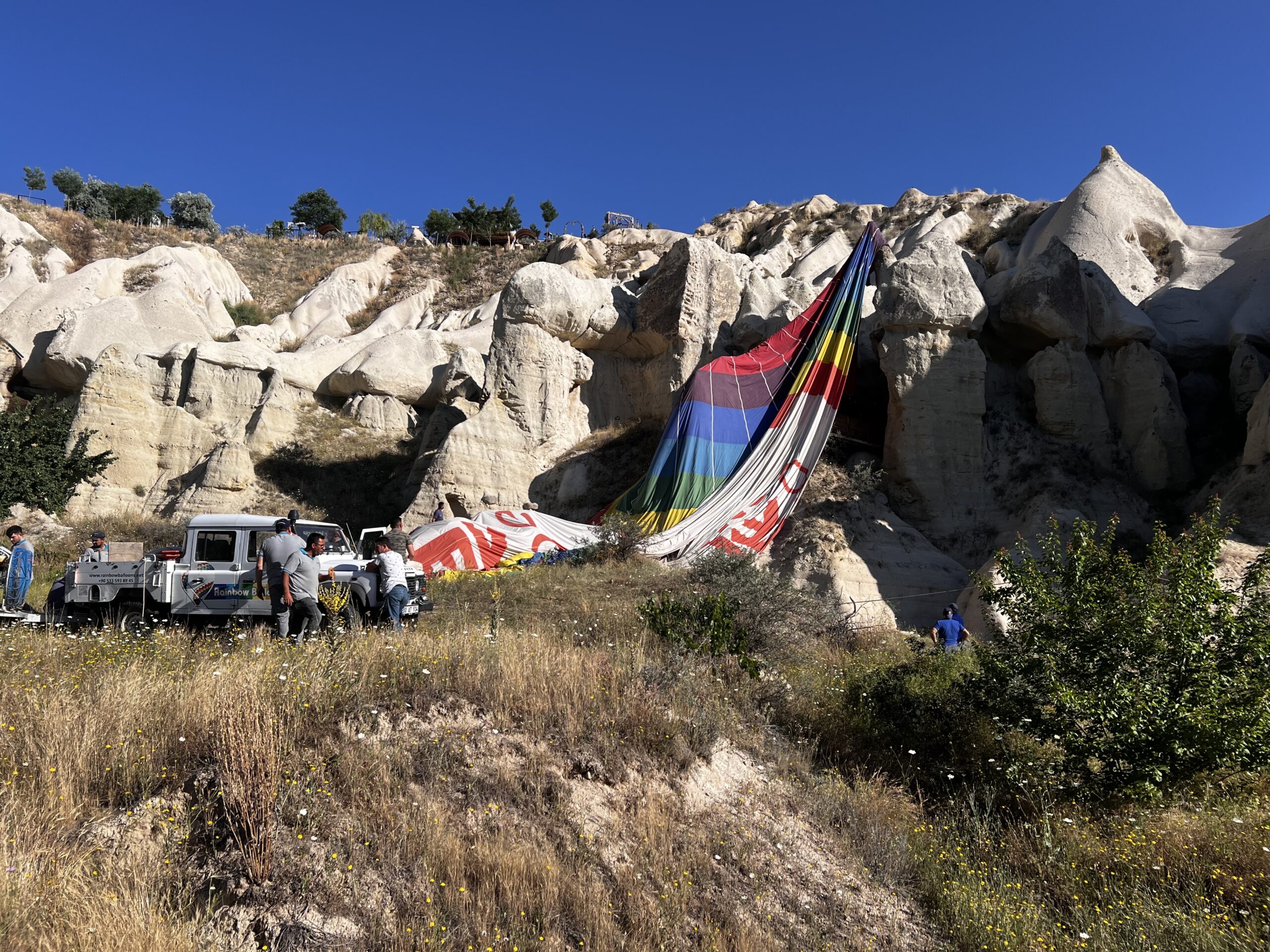 Kapadokya’da havalanan sıcak hava balonu iniş sırasında ters rüzgara yakalandı.