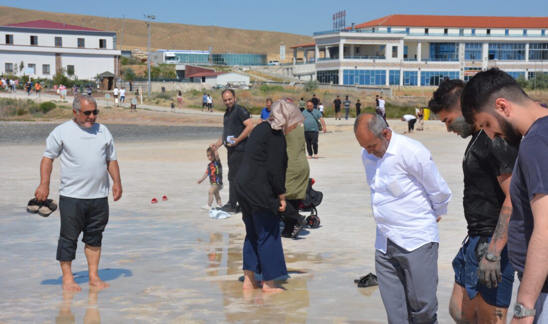 Vatandaşların ortopedik rahatsızlıklarına şifa bulmak için geldiği Tuz Gölü’nde algler