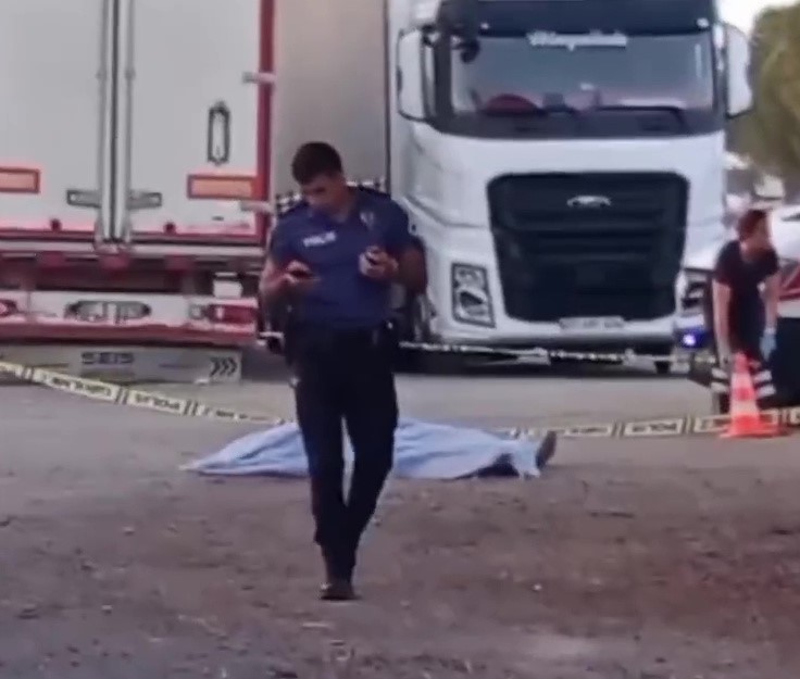 Antalya’nın Döşemealtı ilçesinde bir kişi eski eşini boğazından bıçaklayarak öldürdü.