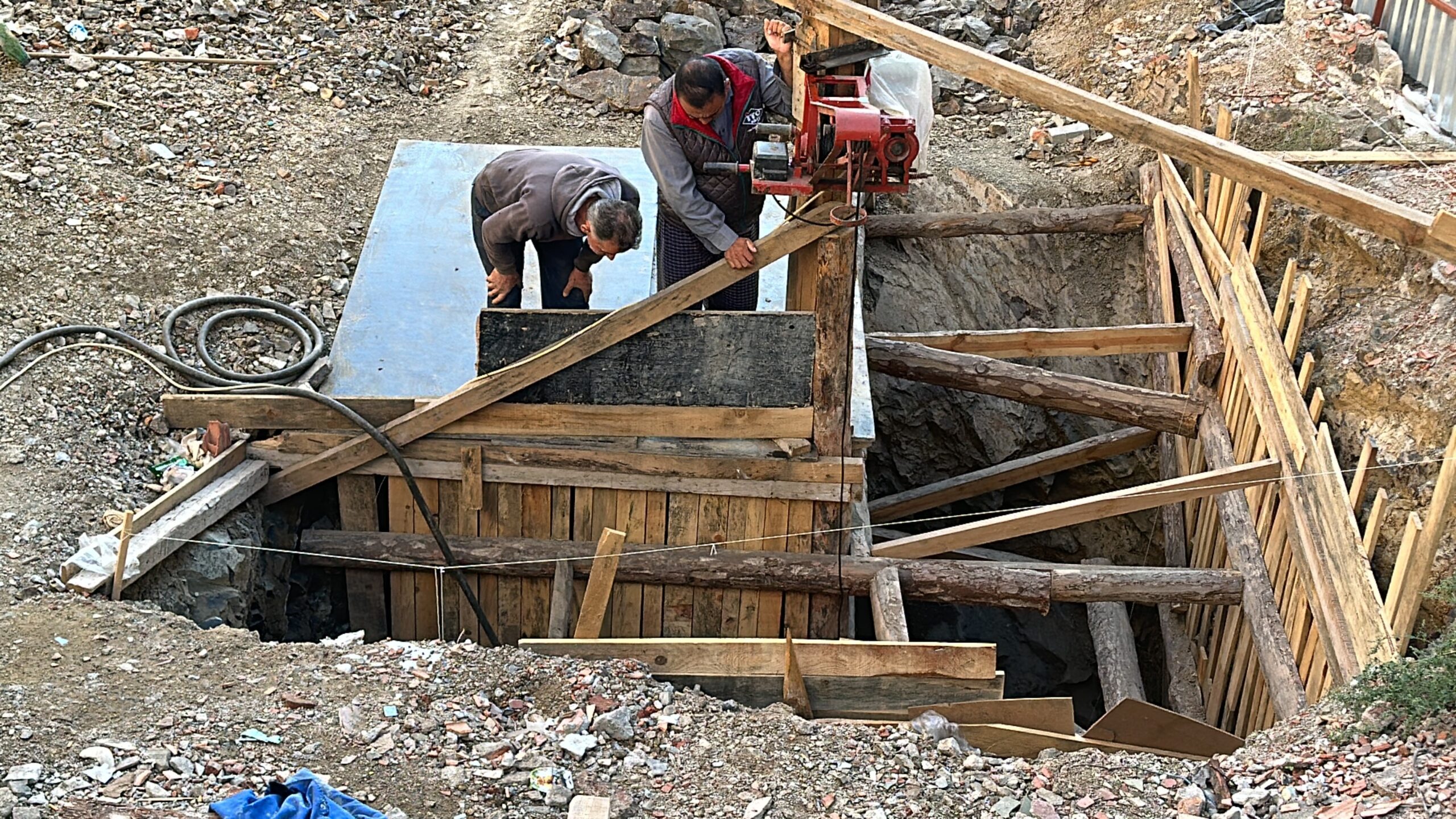  Kağıthane’de bir inşaat alanında çalışan işçi, çukura indiği esnada içindeki