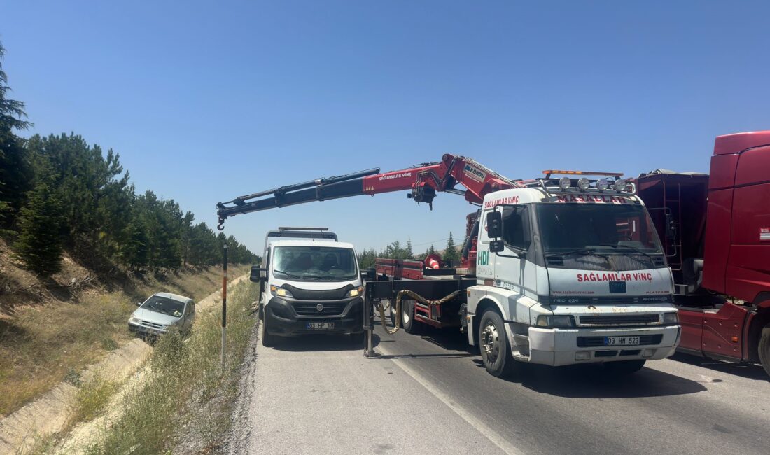 Afyonkarahisar’da kontrolden çıkarak şarampole giren otomobilde 3 kişi yaralandı. Kaza,