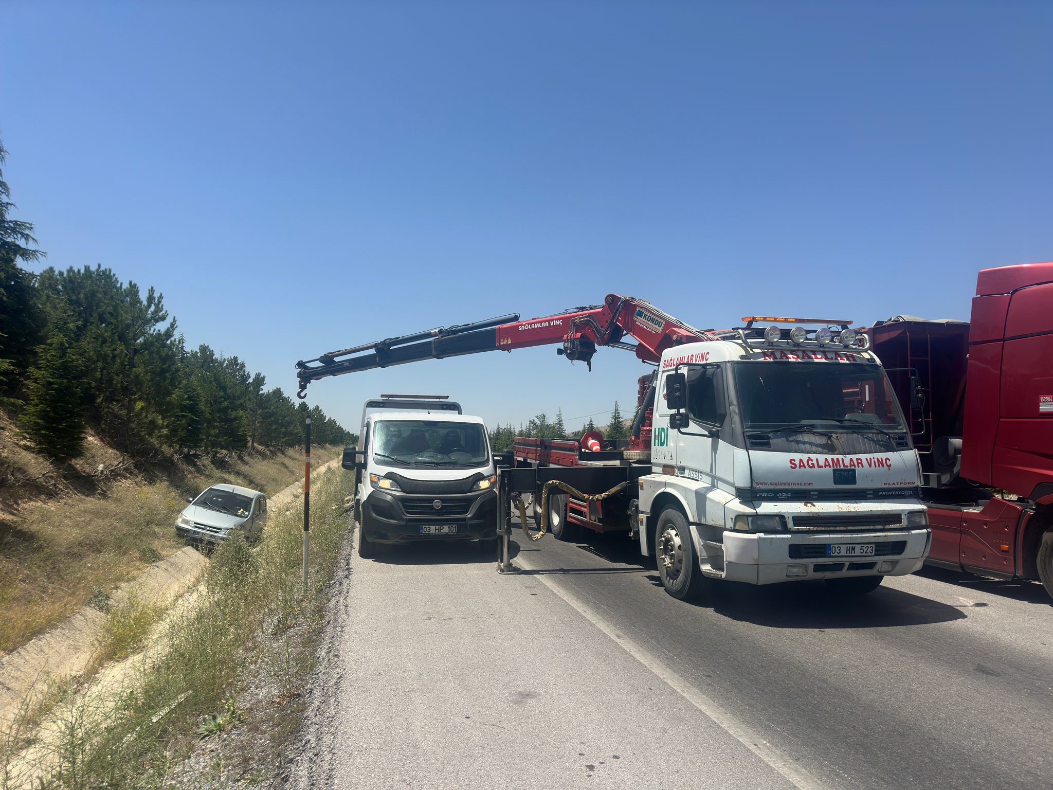 Afyonkarahisar’da kontrolden çıkarak şarampole giren otomobilde 3 kişi yaralandı. Kaza,