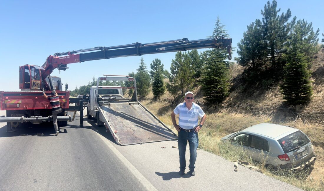 Afyonkarahisar’da kontrolden çıkarak şarampole giren otomobilde 3 kişi yaralandı. Kaza,