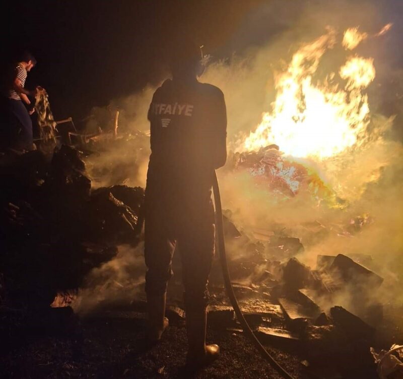 Afyonkarahisar’ın Şuhut ilçesinde bir eve yıldırım düşmesi sonucu yangın çıkarken,
