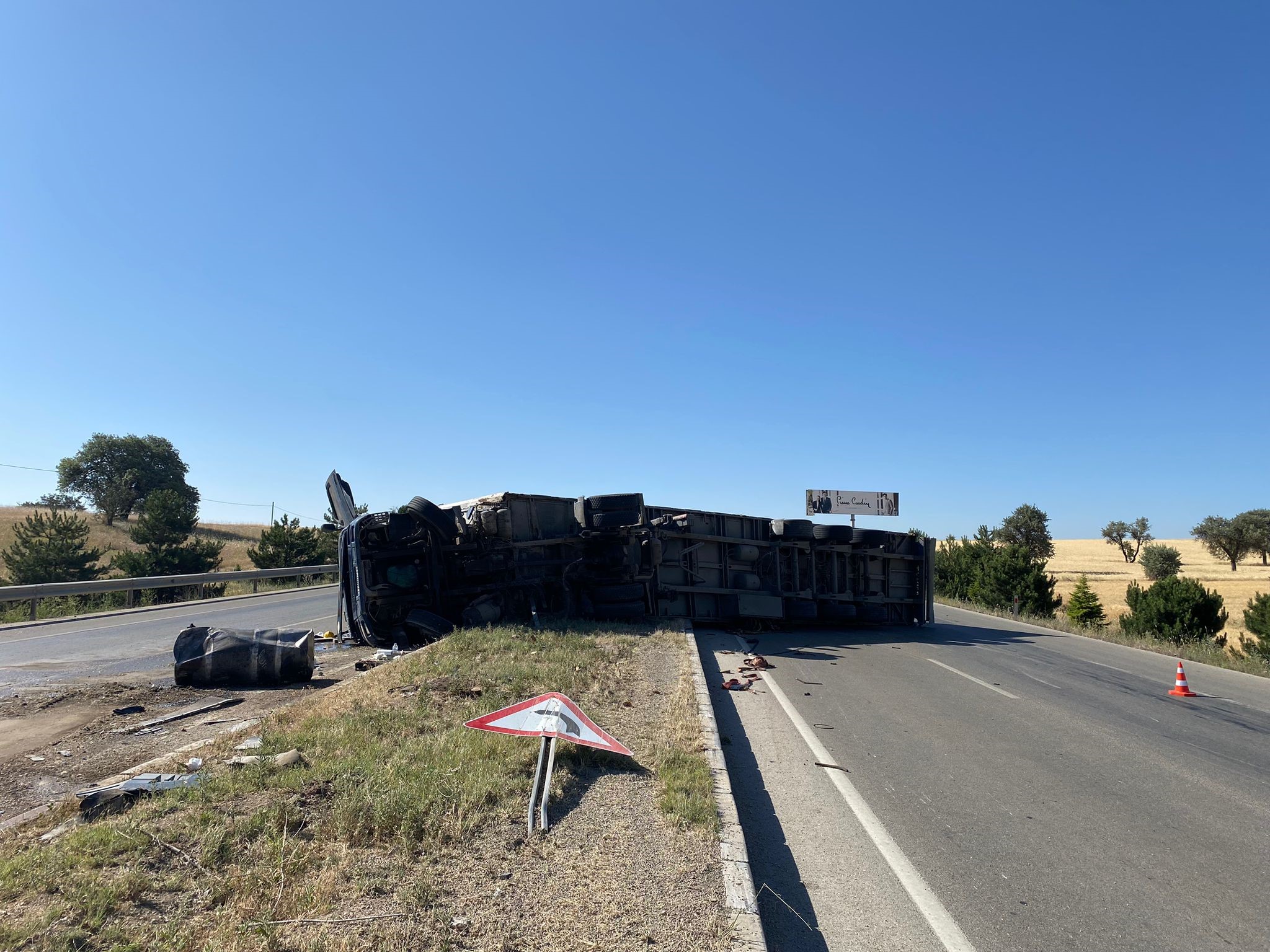 Afyonkarahisar’da meydana gelen trafik kazasında orta refüje devrilen tırın sürücüsü