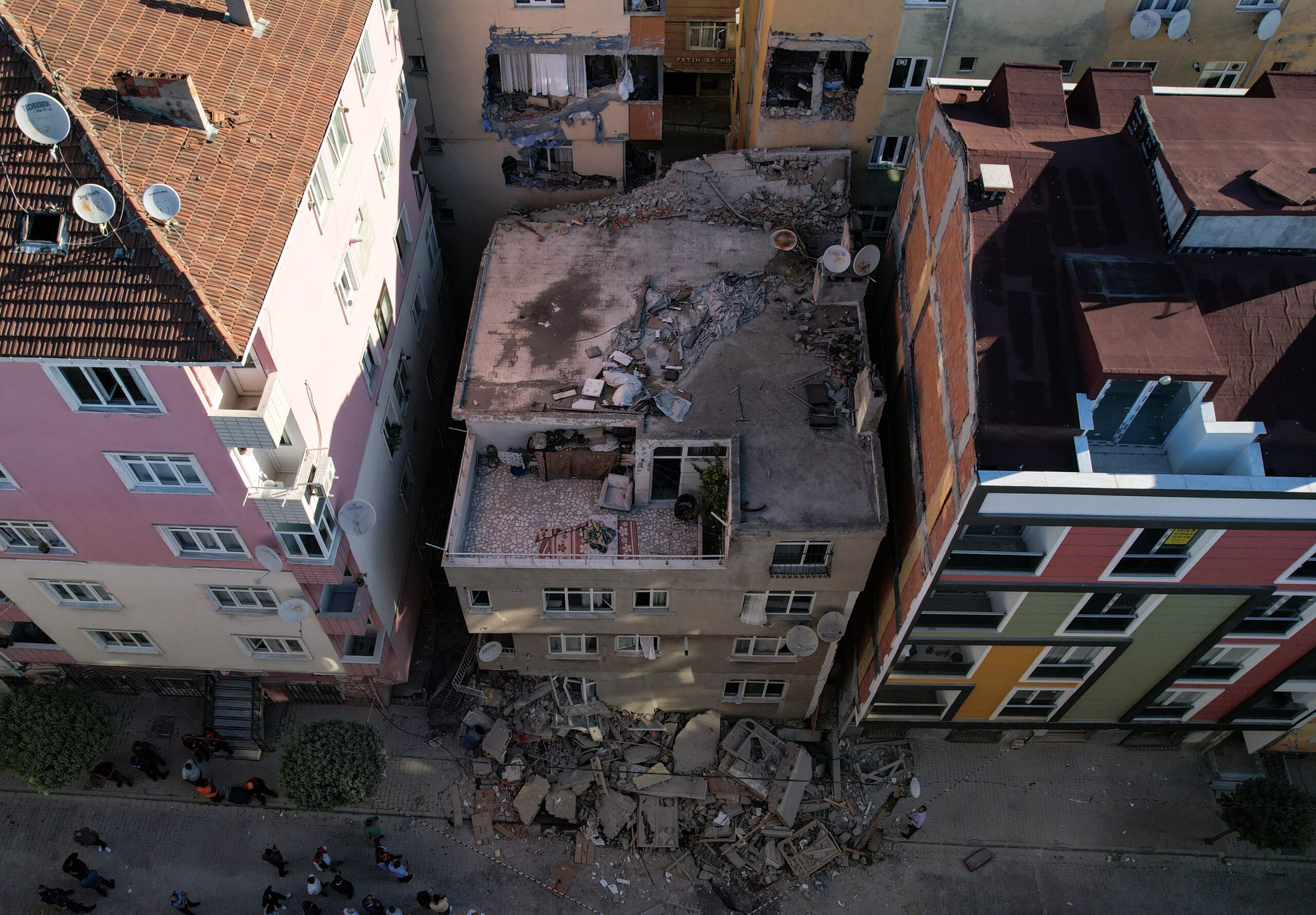 Bahçelievler’de bir bina kısmen çöktü. Bölgeye itfaiye ve AFAD ekipleri