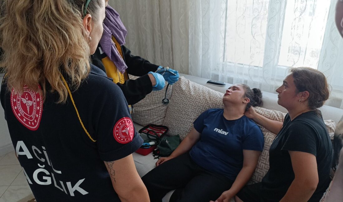 Antalya’nın Manavgat ilçesinde kargocu olduğunu söyleyerek kapıyı açtırdığı genç kadını