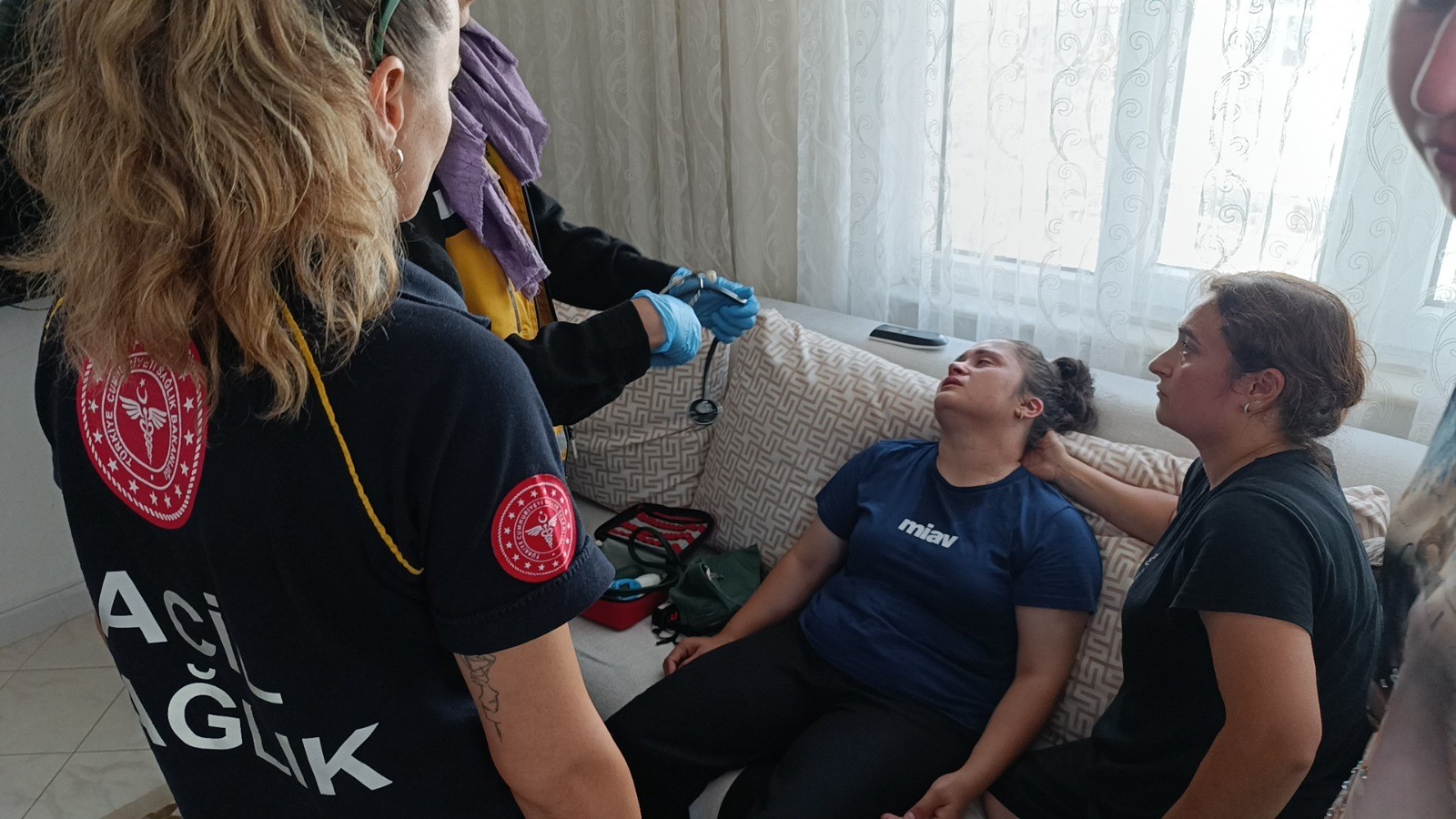Antalya’nın Manavgat ilçesinde kargocu olduğunu söyleyerek kapıyı açtırdığı genç kadını