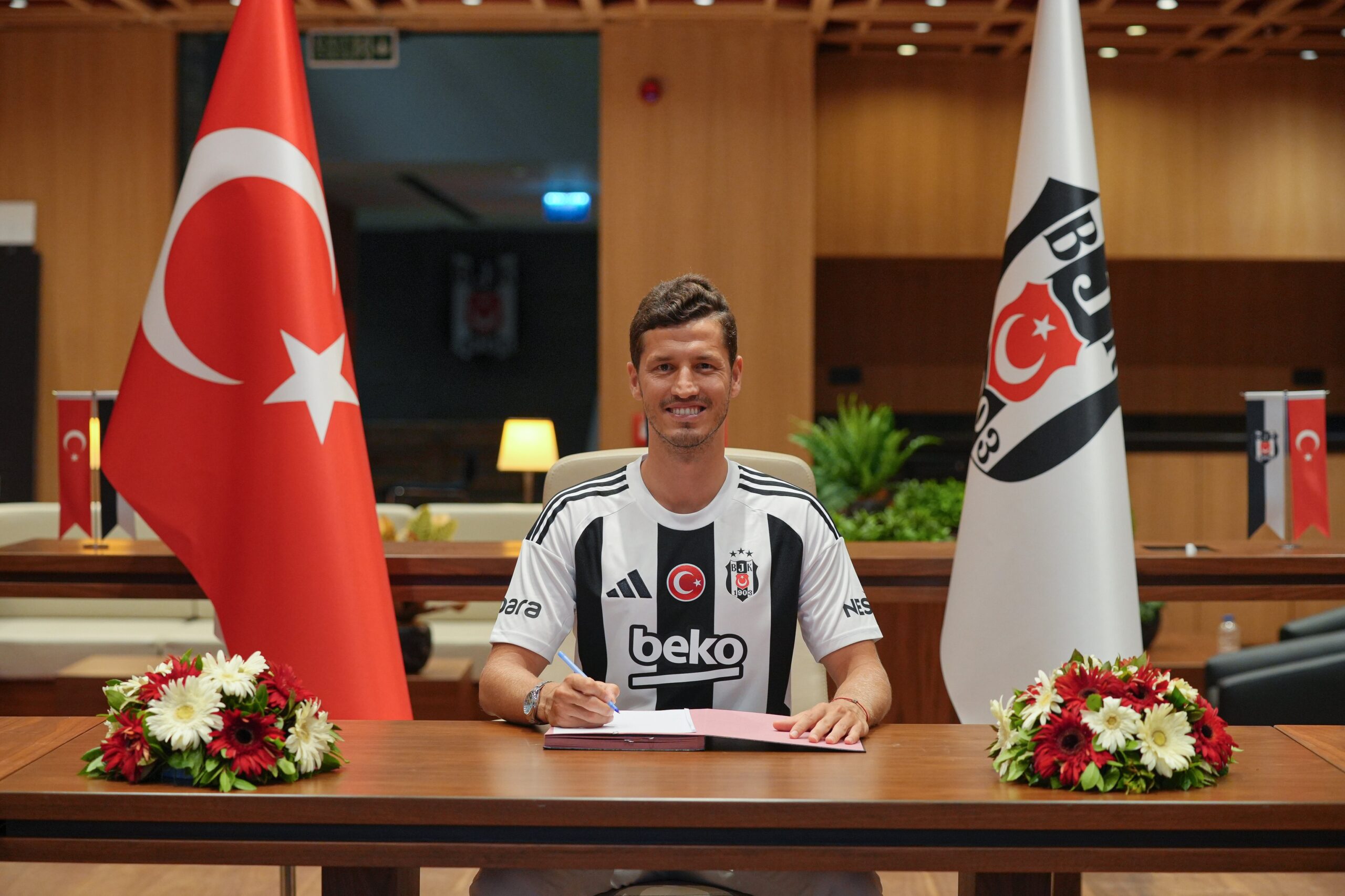 Beşiktaş, orta saha oyuncusu Salih Uçan ile sözleşme yeniledi. Siyah-beyazlı