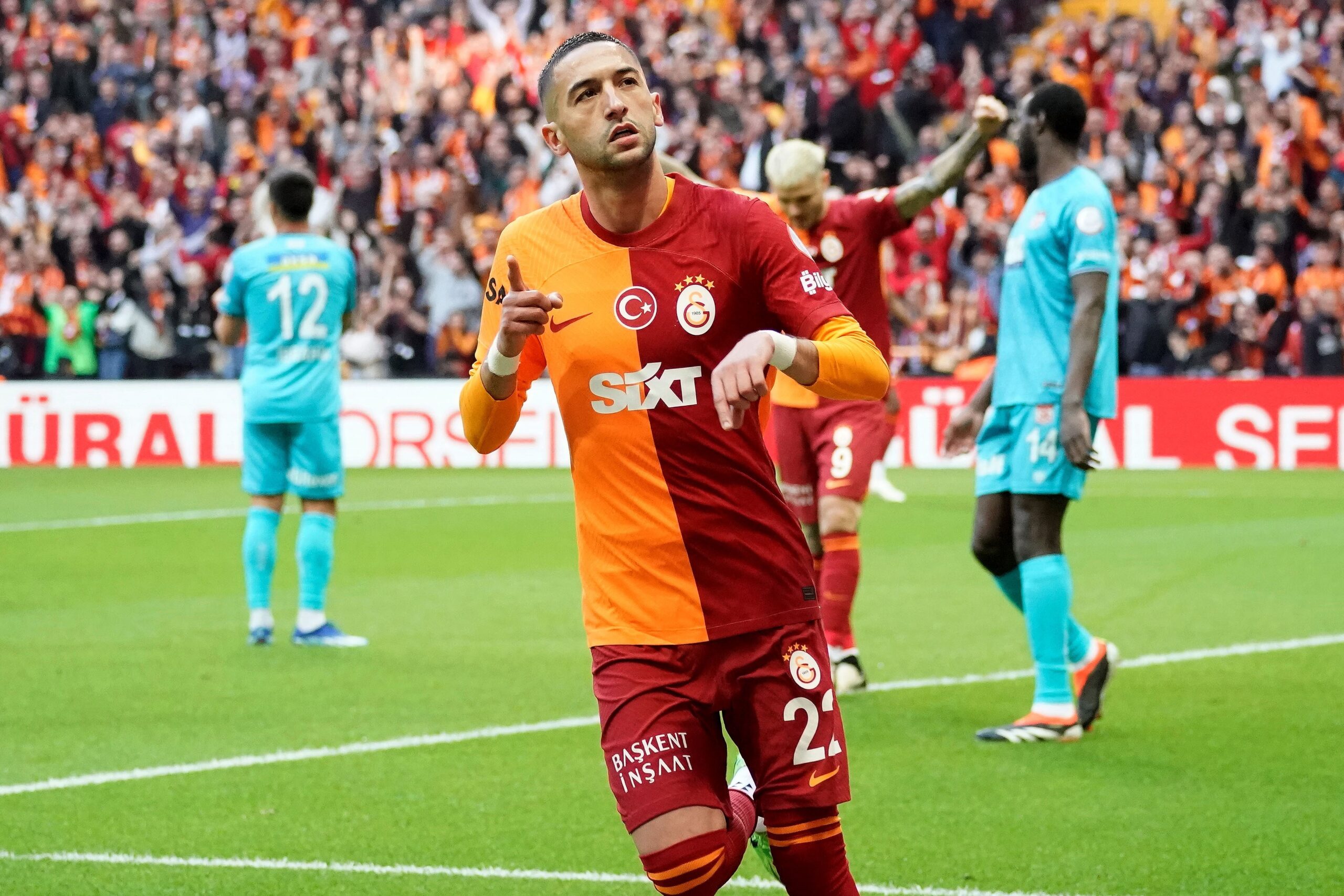 Galatasaray, 31 yaşındaki Faslı orta saha oyuncusu Hakim Ziyech ile