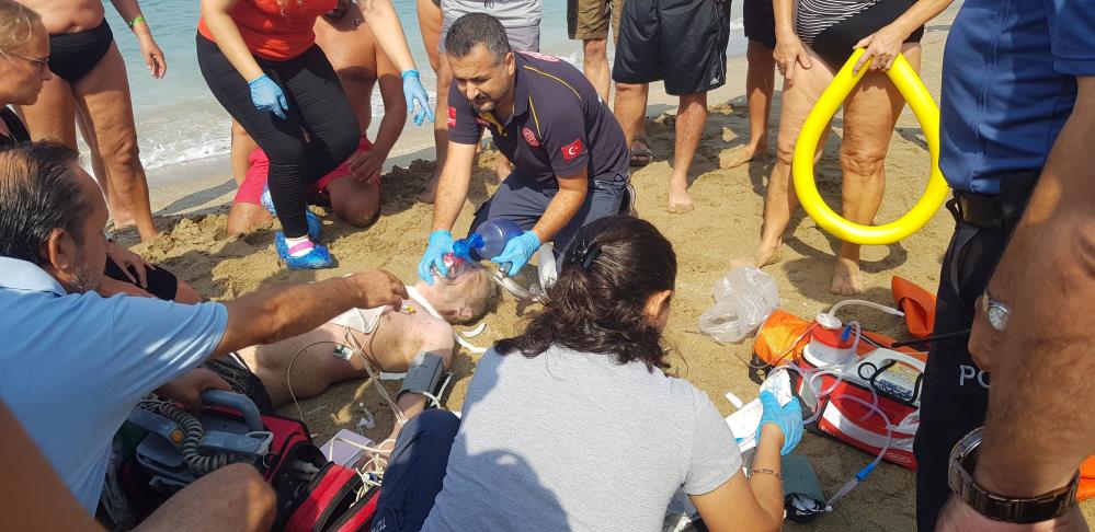 Antalya’nın Alanya ilçesinde denizde boğulma tehlikesi yaşayıp kıyıya çıkartılan 45