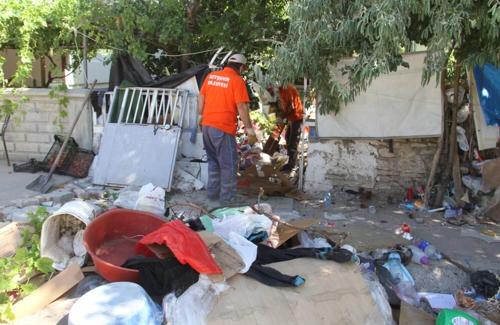 Konya’nın Beyşehir ilçesinde “çöp ev” ihbarı üzerine 4 katlı bir