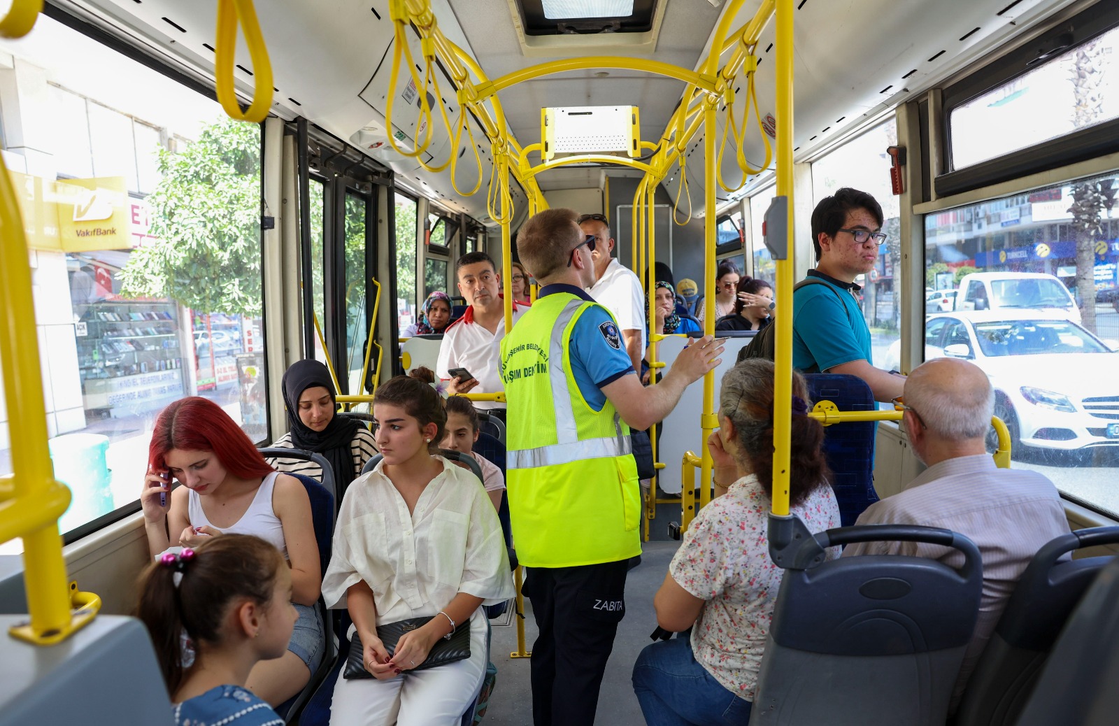 Antalya Büyükşehir Belediyesi Ulaşım Zabıtası trafik ekipleri, halk otobüslerinde klima