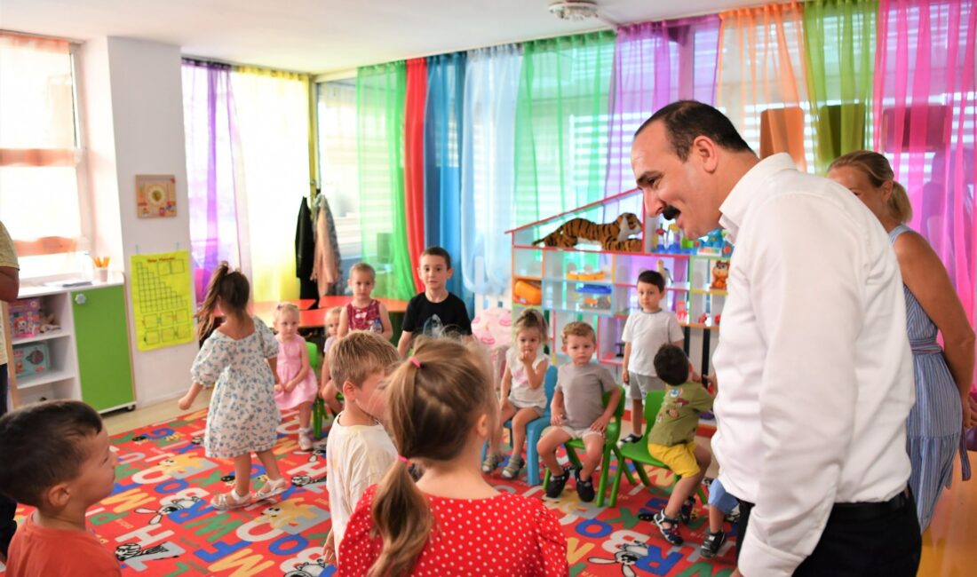Konyaaltı Belediyesi’nin karşısındaki ormanlık alanda çıkan yangın, alanın yakınında bulunan