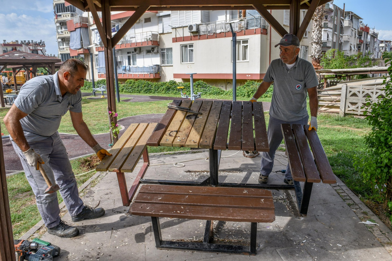 Kepez Belediyesi, Yeşiltepe Mahallesi’ndeki İsmet İnönü Parkı’nda yenileme çalışması başlattı.