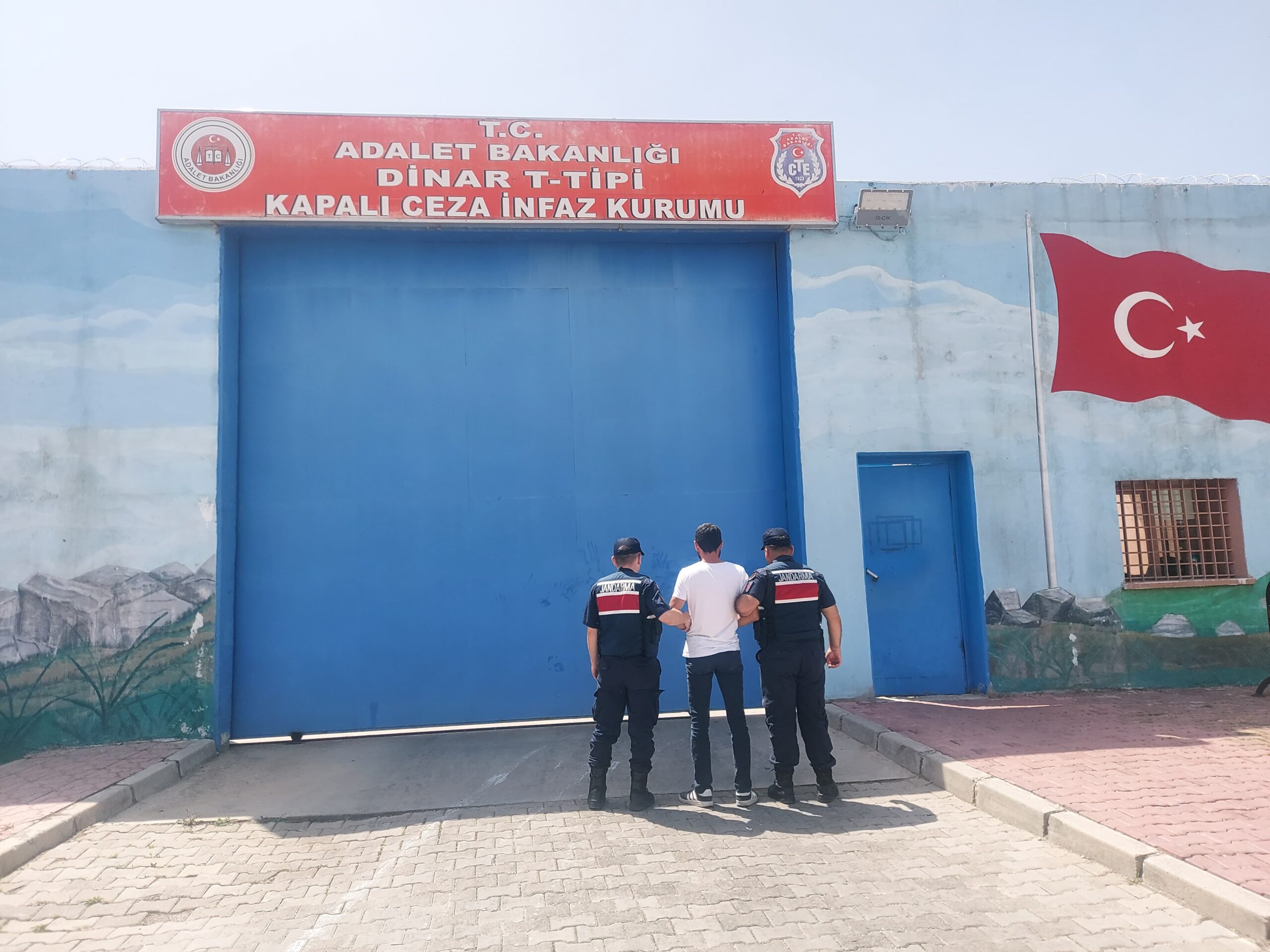 Afyonkarahisar İl Jandarma Komutanlığınca, aranan şahısların tespiti ve yakalanması için