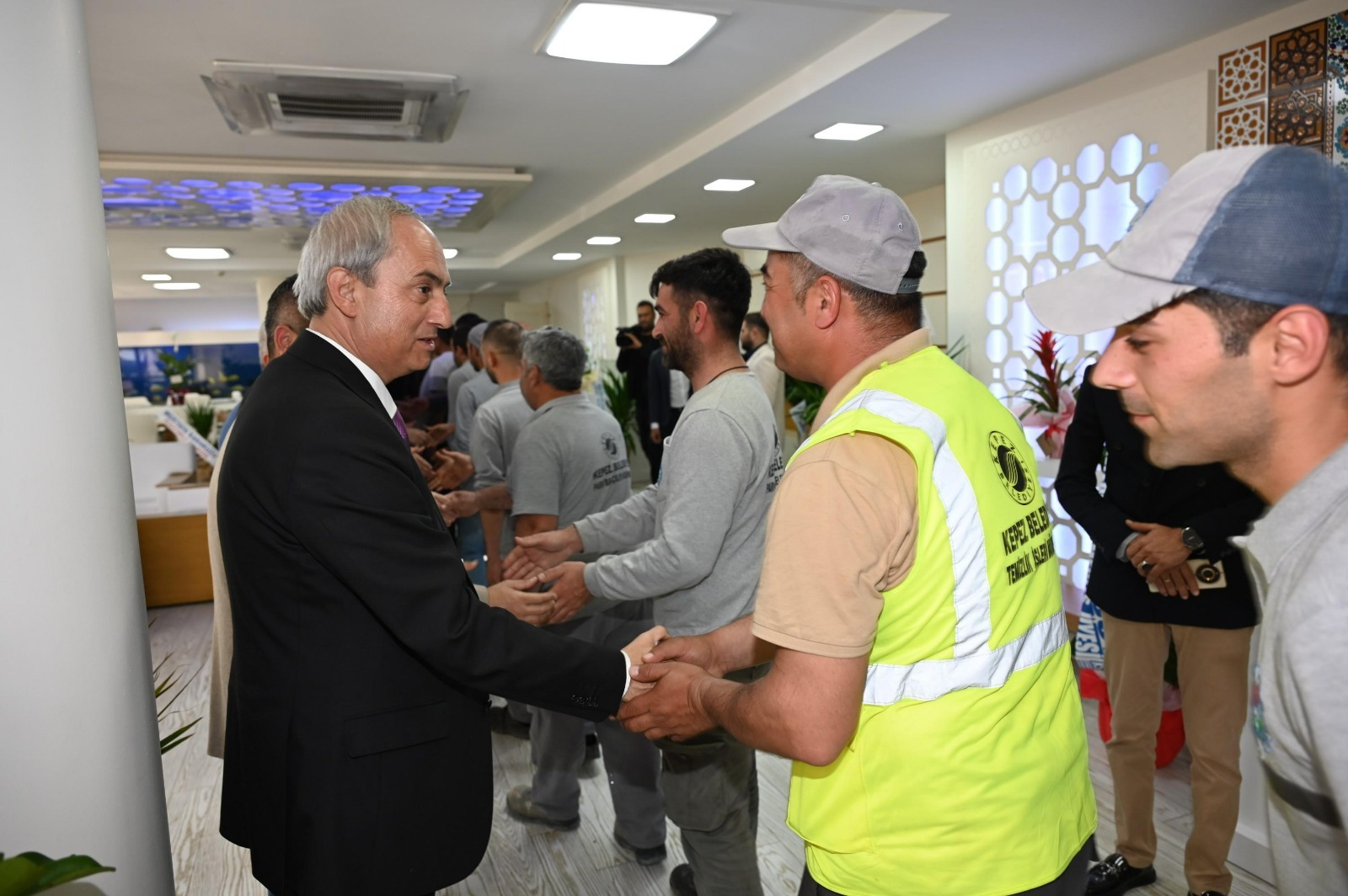 Kepez Belediyesi, Kurban Bayramı öncesinde çalışanlarına çifte bayram yaşattı. Belediye