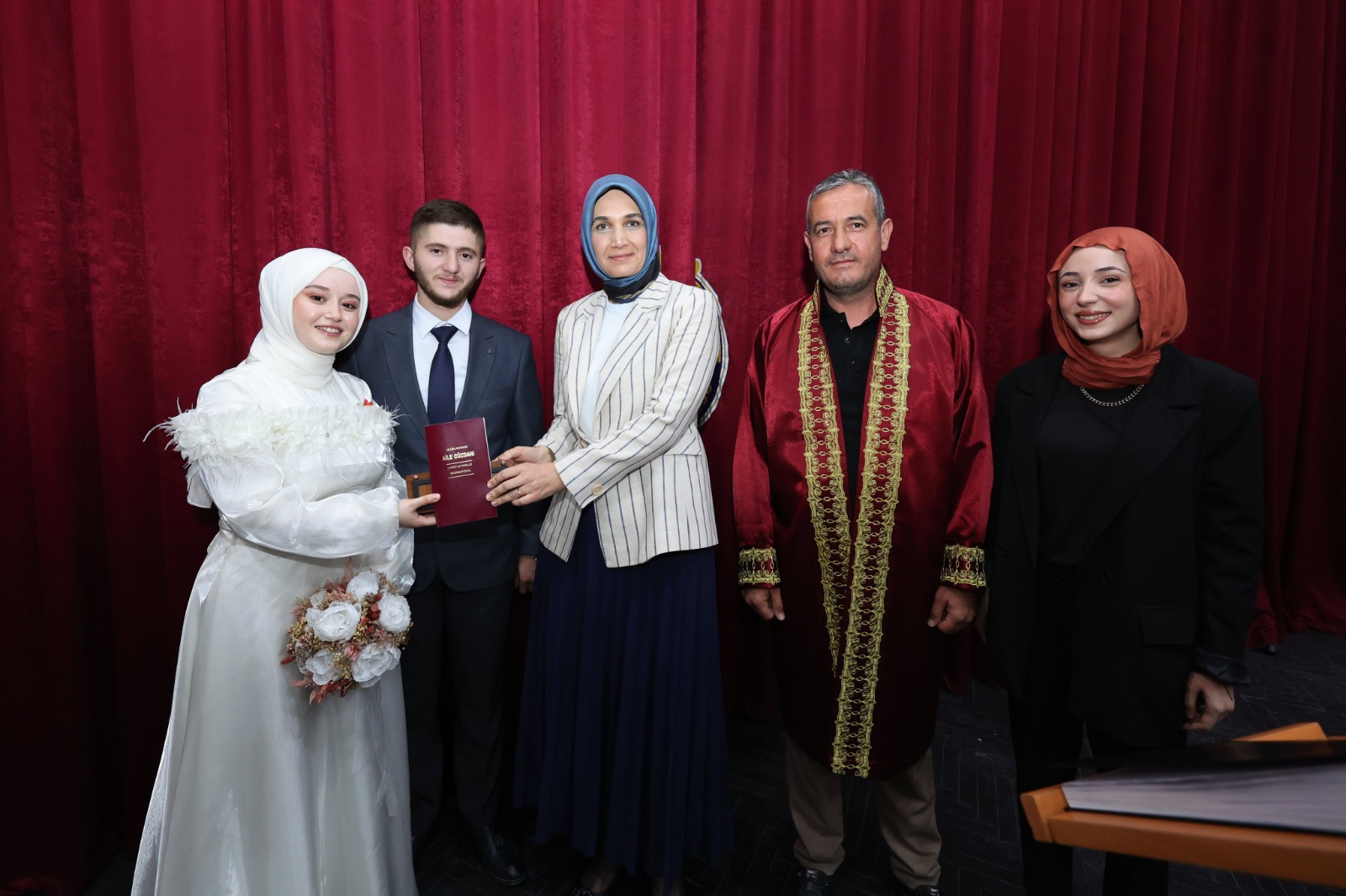 Afyonkarahisar Valisi Doç. Dr. Kübra Güran Yiğitbaşı, Valilikte çalışan Özlem