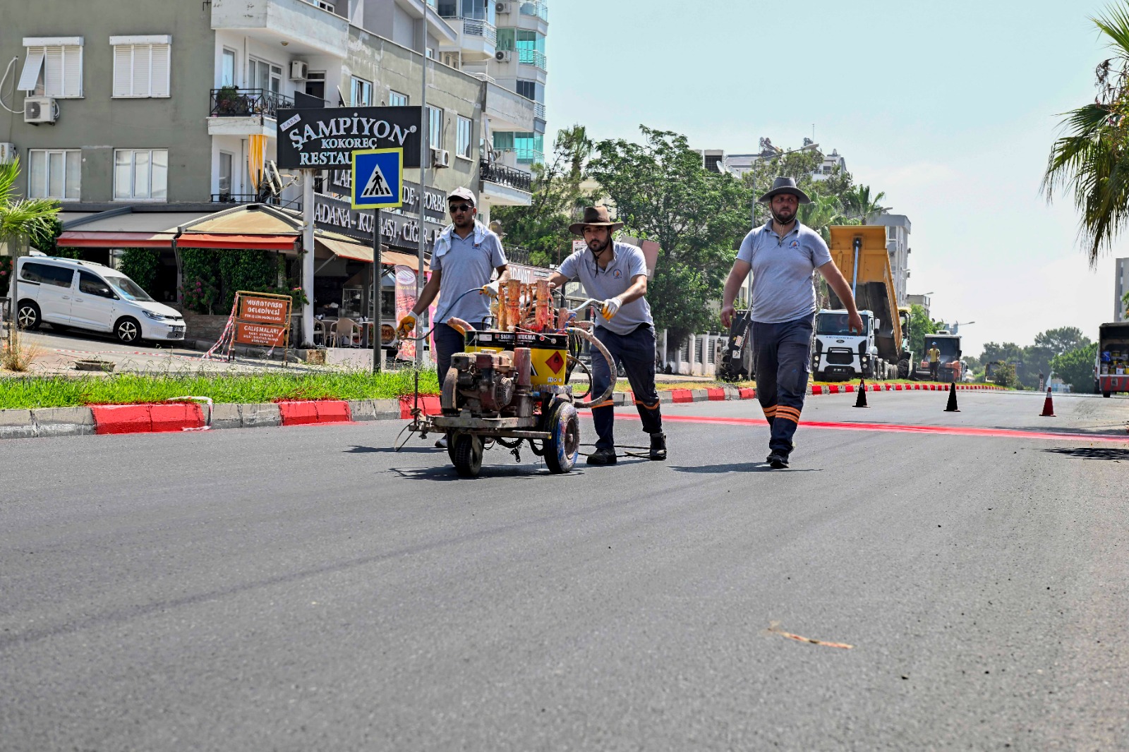 Antalya Muratpaşa Belediyesi, Güzeloba Mahallesi’nde kentin önemli ulaşım akslarından biri