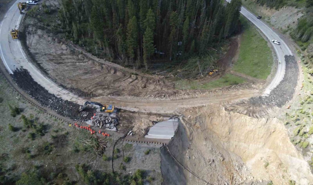 ABD’nin Wyoming eyaletindeki bir dağ geçidinde yol çöktü, bölge ulaşıma