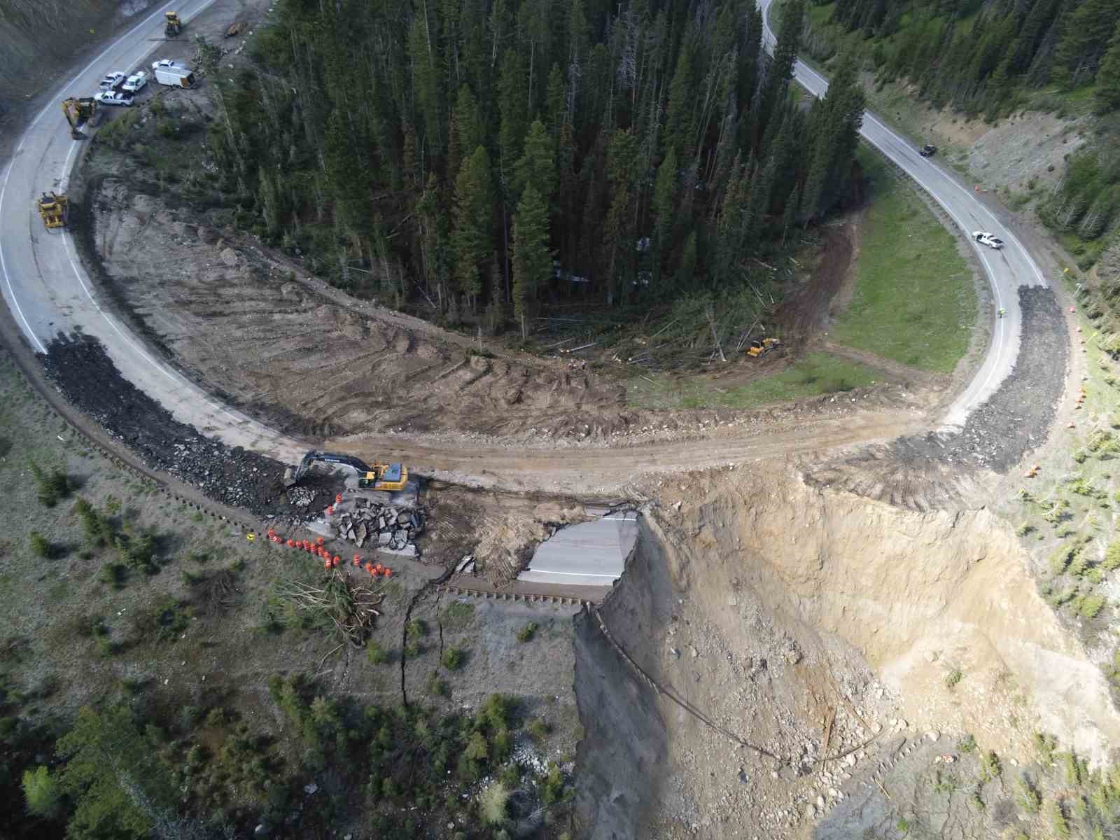ABD’nin Wyoming eyaletindeki bir dağ geçidinde yol çöktü, bölge ulaşıma