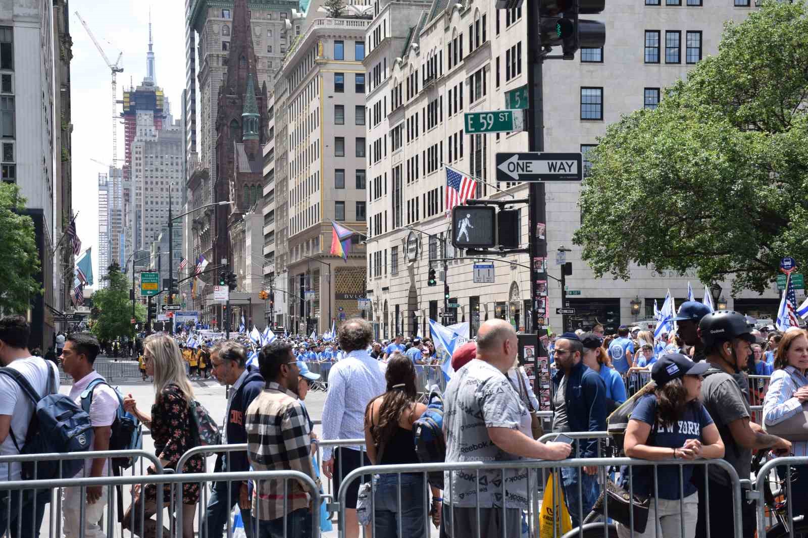 ABD’NİN NEW YORK KENTİNDE YAKLAŞIK 60 BİN KİŞİ “BEŞİNCİ CADDE'DE