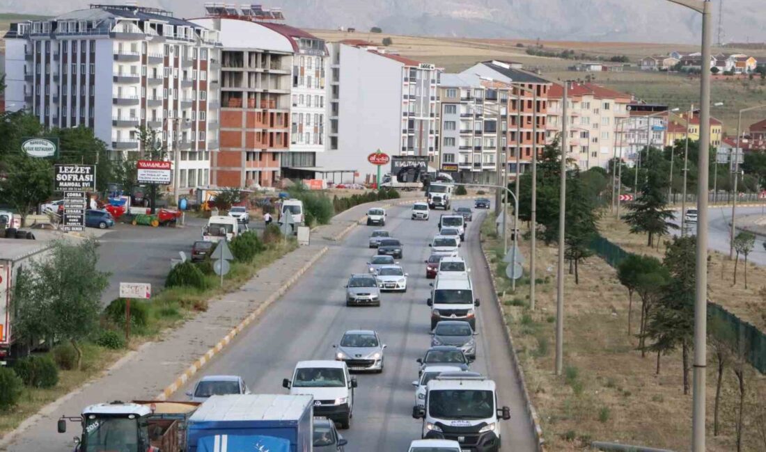 9 günlük Kurban Bayramı tatilinin başlamasıyla birlikte Afyonkarahisar-Antalya karayolunda trafik