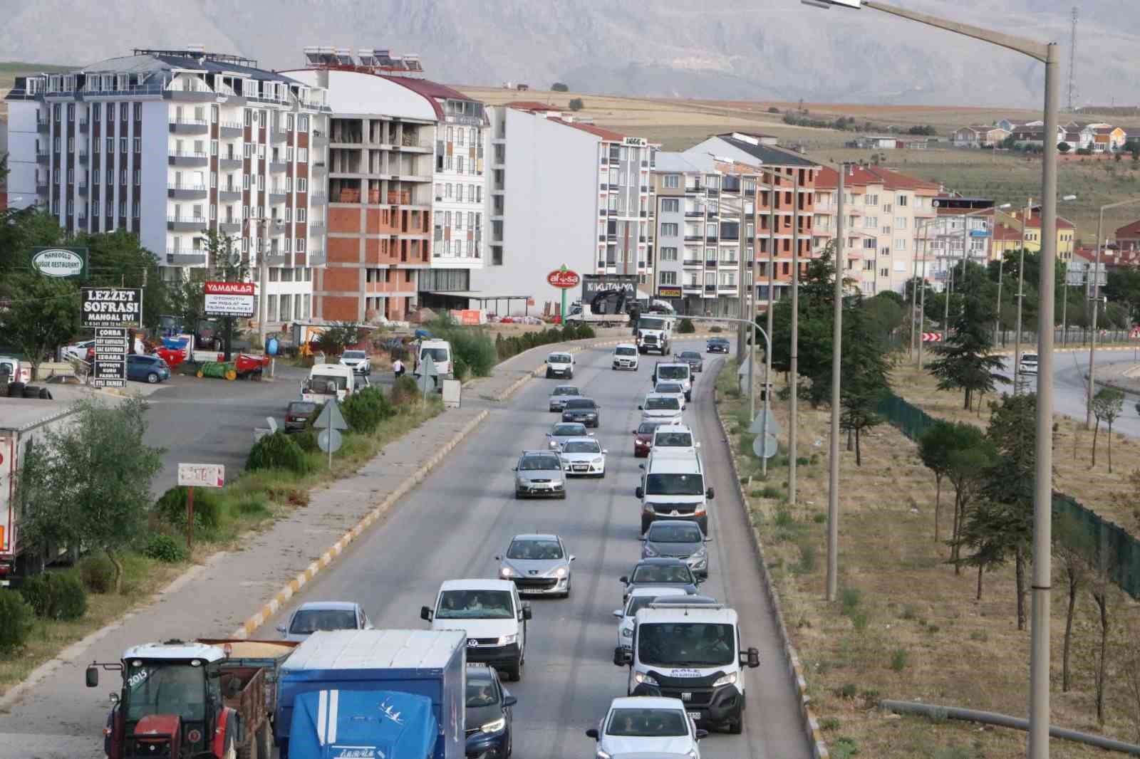 9 günlük Kurban Bayramı tatilinin başlamasıyla birlikte Afyonkarahisar-Antalya karayolunda trafik
