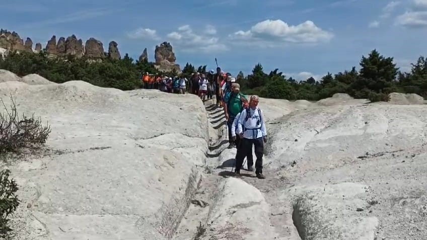   Afyonkarahisar’da 115 dağcı, Frig Yolları’nda unutulmaz bir yürüyüş gerçekleştirdi.