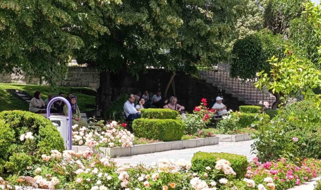 Hava sıcaklıklarının 35 dereceleri gösterdiği Afyonkarahisar’da vatandaşlar çareyi öğlen saatlerinde