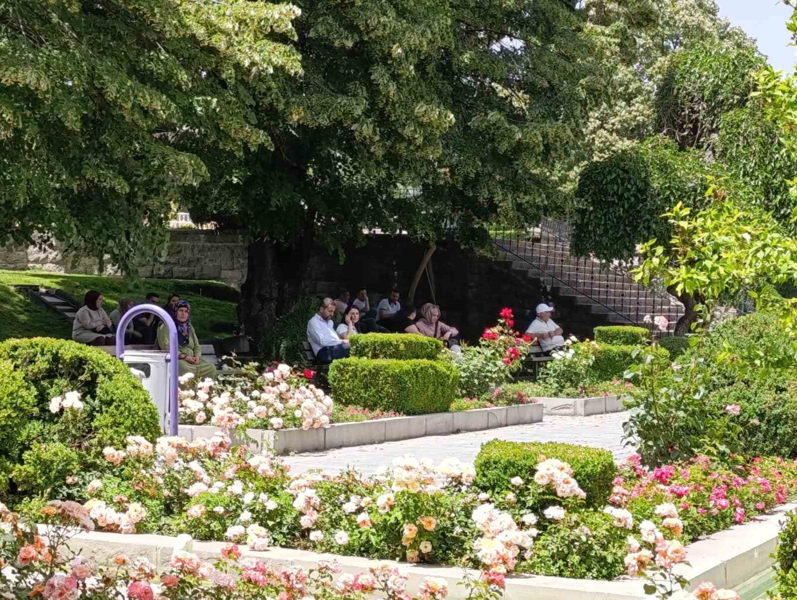 Hava sıcaklıklarının 35 dereceleri gösterdiği Afyonkarahisar’da vatandaşlar çareyi öğlen saatlerinde