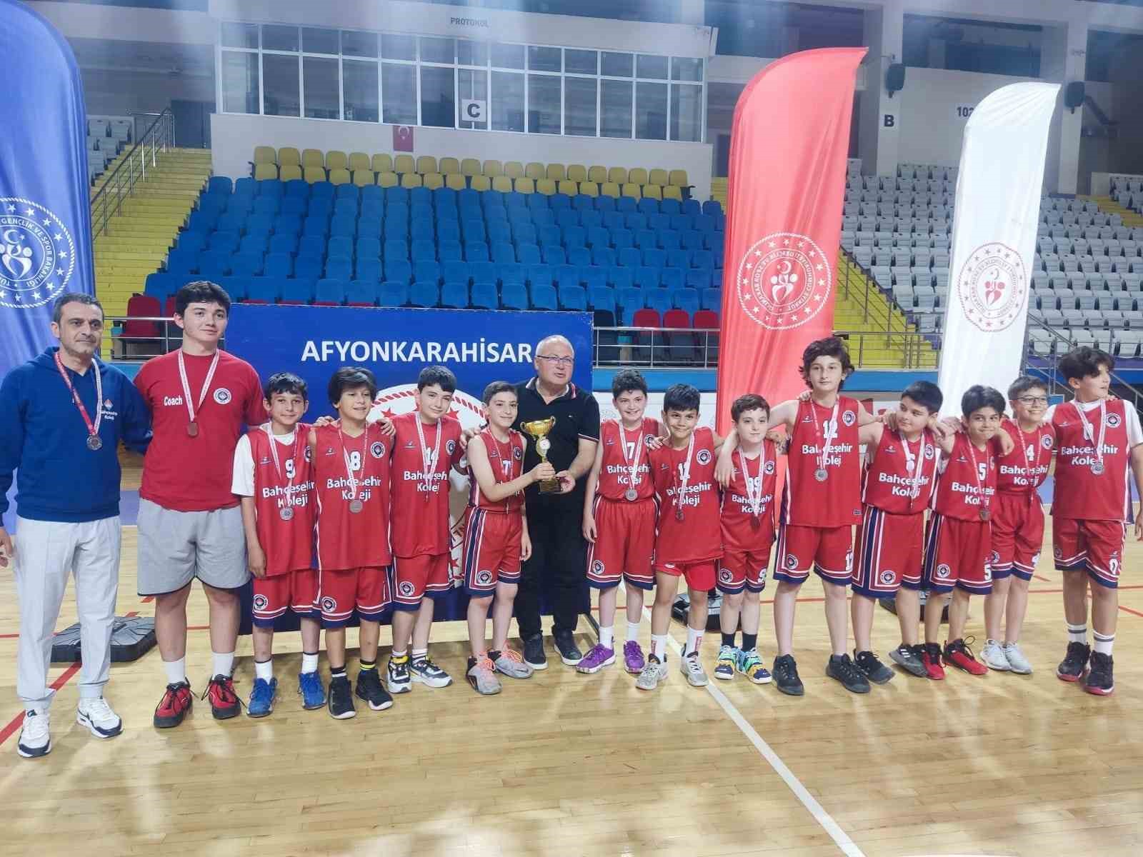 Afyonkarahisar’da U-12 Basketbol Kulüp Müsabakaları tamamlandı. Prof. Dr. Veysel Eroğlu