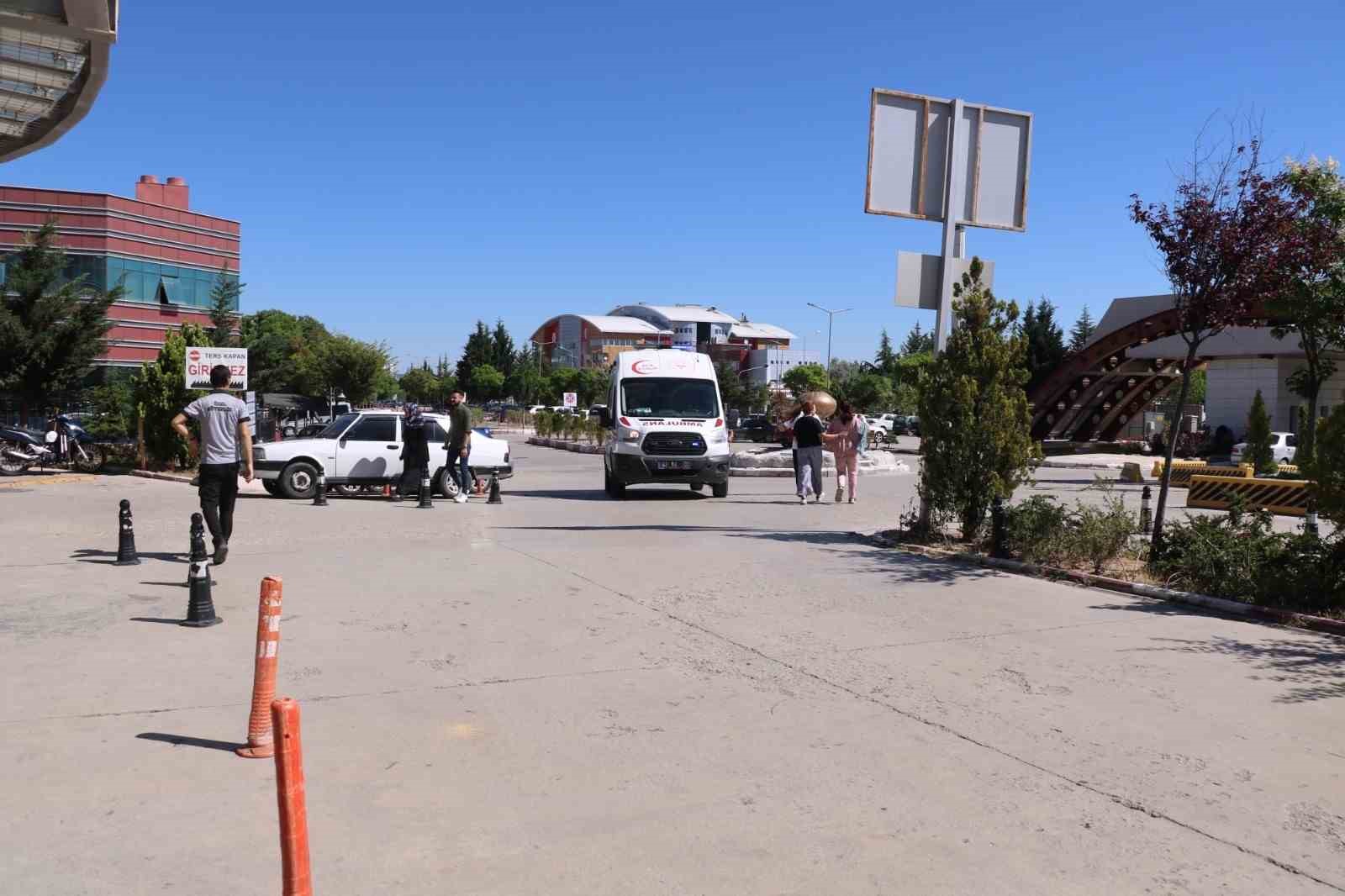 Afyonkarahisar’da Kurban Bayramı dolayısıyla hayvan kesimi esnasında yanlışlıkla kendisini yaralayan
