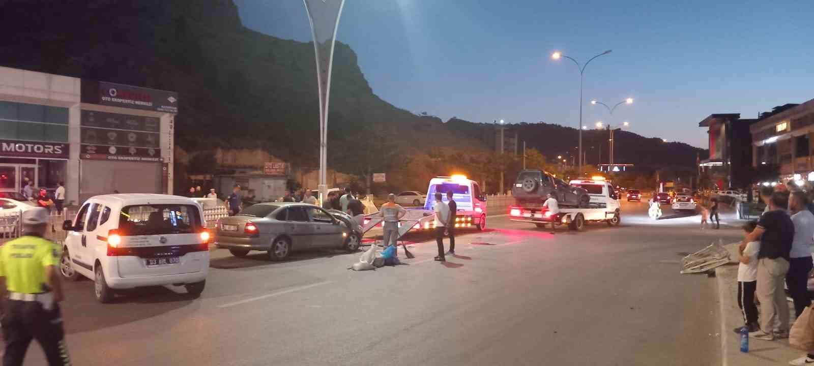 AFYONKARAHİSAR'DA KAZA 3 KİŞİ YARALANDI