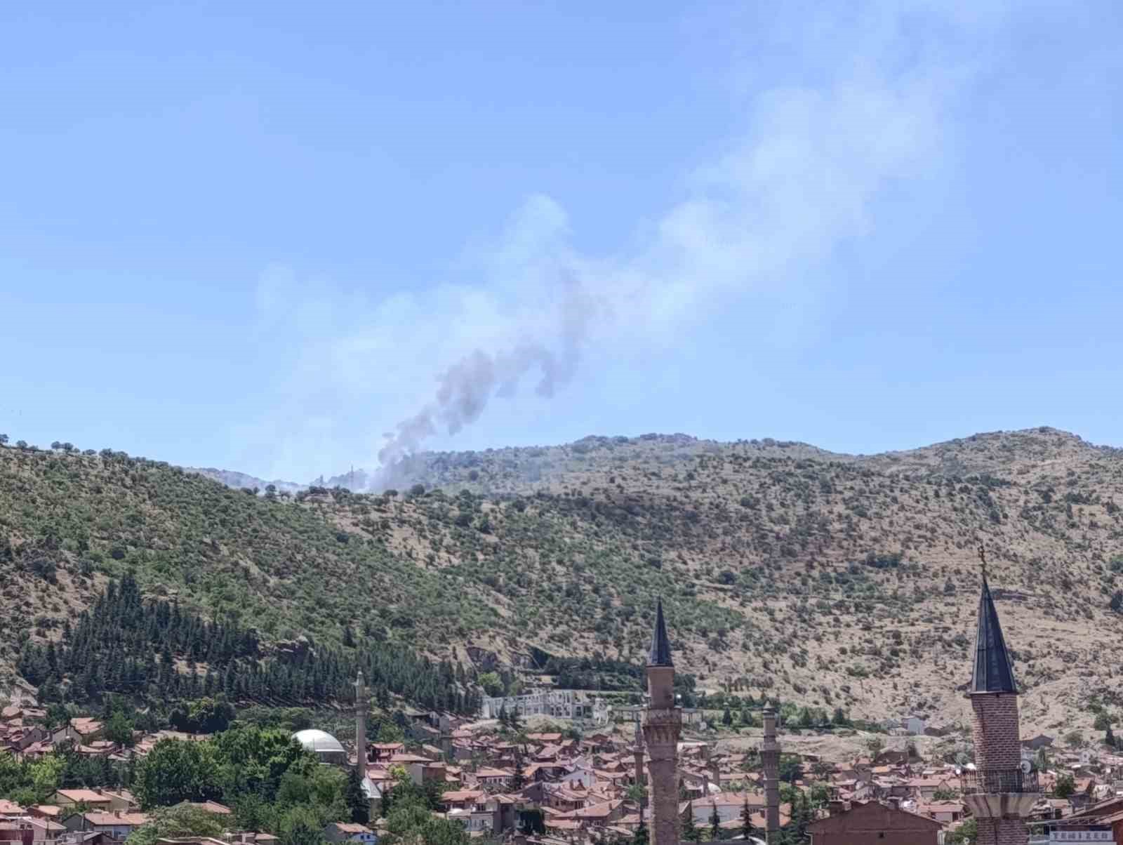   Afyonkarahisar’da Hıdırlık Tepesi’nde çıkan yangına itfaiye ekiplerinin müdahalesi sürüyor.