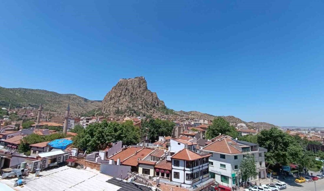 AFYONKARAHİSAR İÇİN YAPILAN METEOROLOJİK DEĞERLENDİRMELERE GÖRE, KENTTE HAVA SICAKLIKLARININ YARINDAN