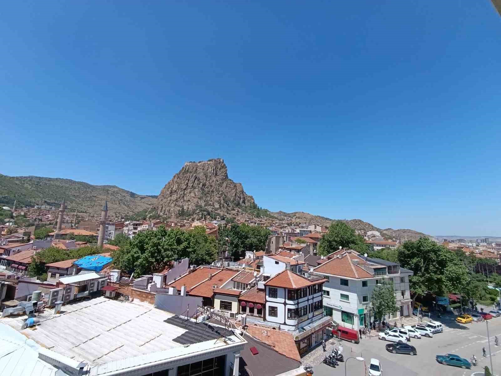 AFYONKARAHİSAR İÇİN YAPILAN METEOROLOJİK DEĞERLENDİRMELERE GÖRE, KENTTE HAVA SICAKLIKLARININ YARINDAN