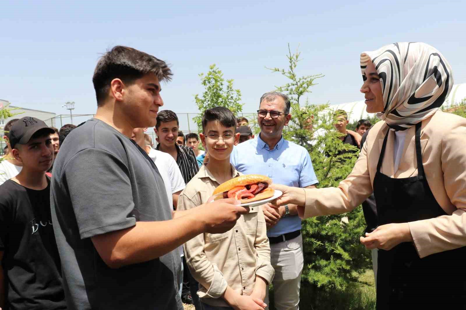 Afyonkarahisar Hattat Ahmet Karahisari Anadolu İmam Hatip Lisesi Fen ve
