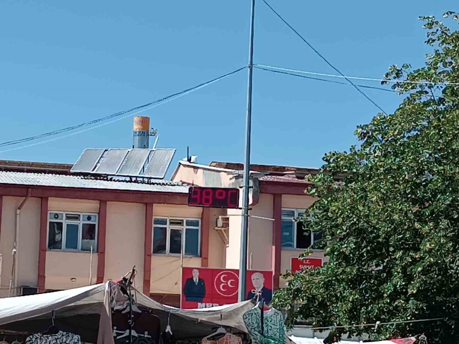 Hava sıcaklığının artarak devam ettiği Afyonkarahisar’ın en sıcak ilçelerinden birisi