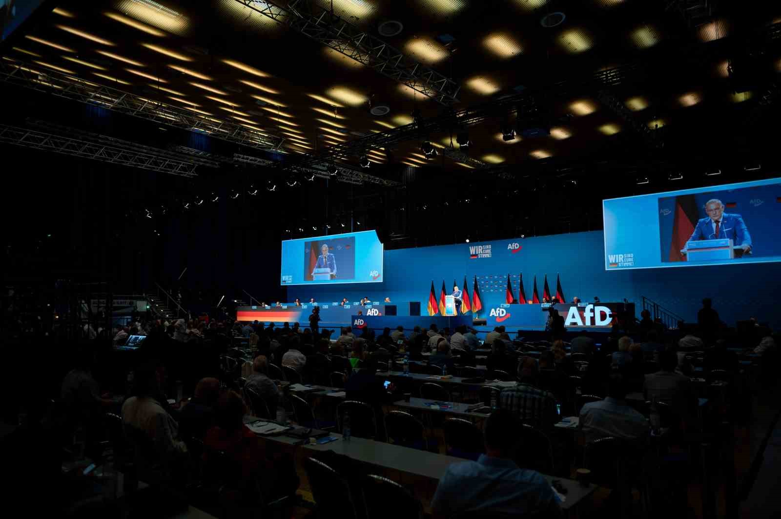 Almanya’nın Essen kentinde polis, aşırı sağcı AfD partisinin kongresini engellemek