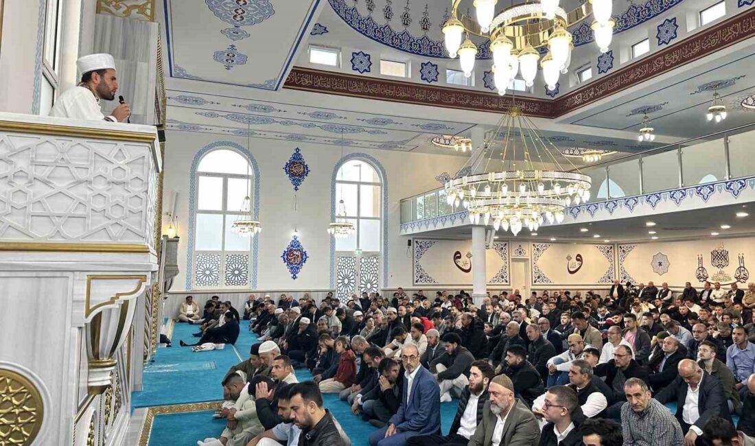 Almanya’nın Brühl kentinde yaşayan başta Türkler olmak üzere yüzlerce Müslüman,