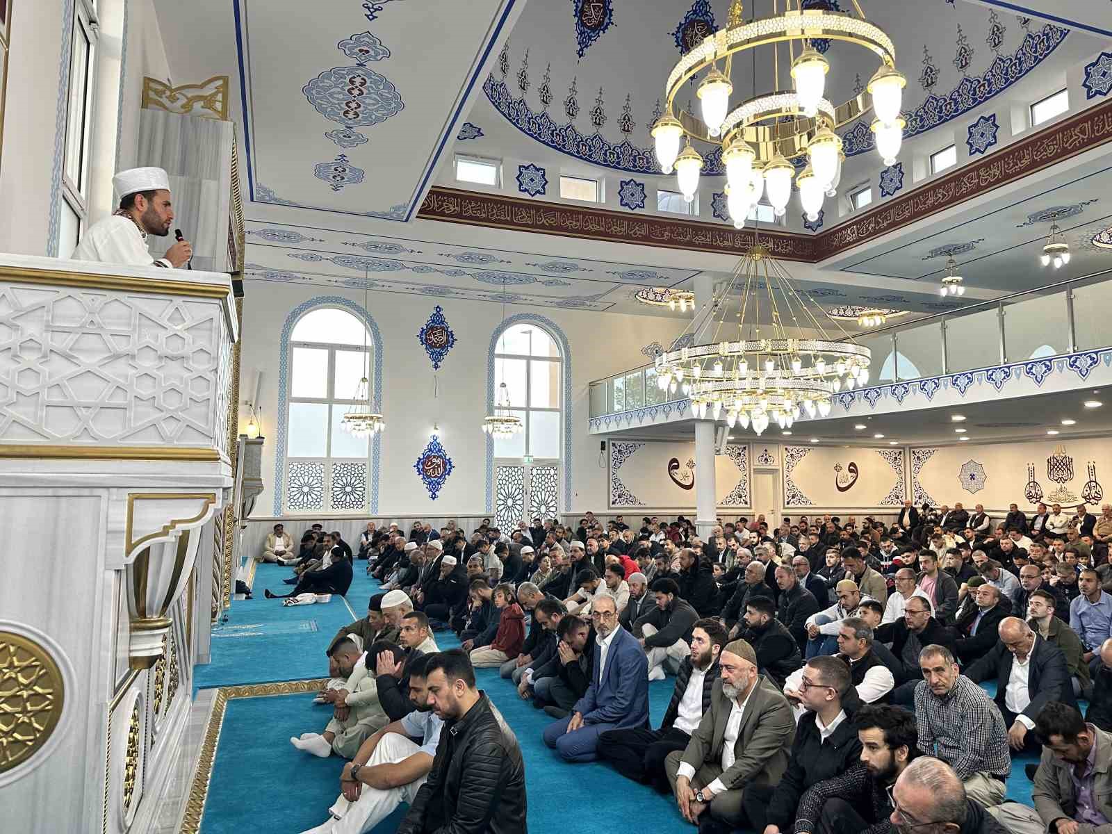 Almanya’nın Brühl kentinde yaşayan başta Türkler olmak üzere yüzlerce Müslüman,