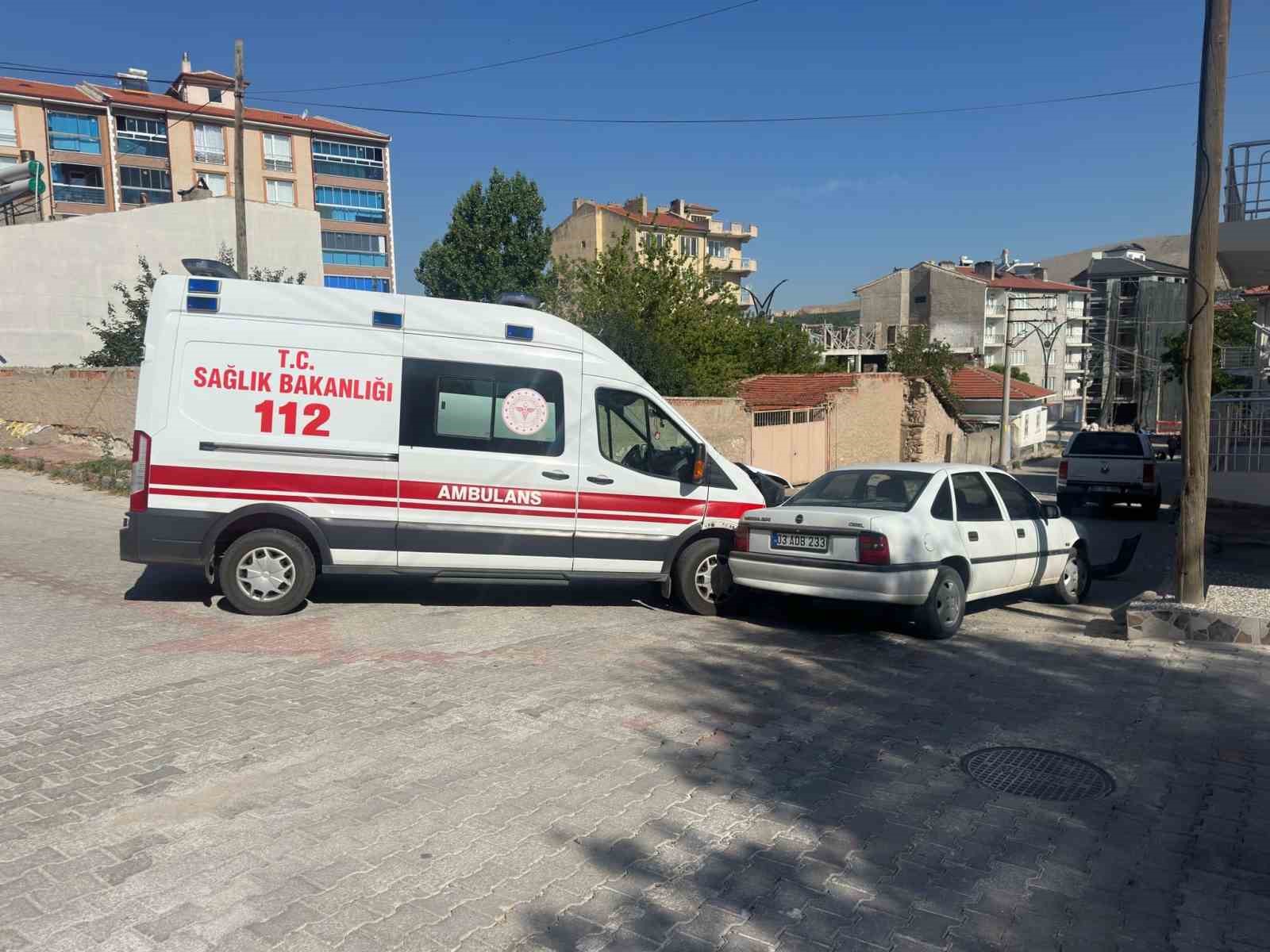 Afyonkarahisar’da ambulans ile otomobilin çarpıştığı trafik kazasında 2 sağlık personeli