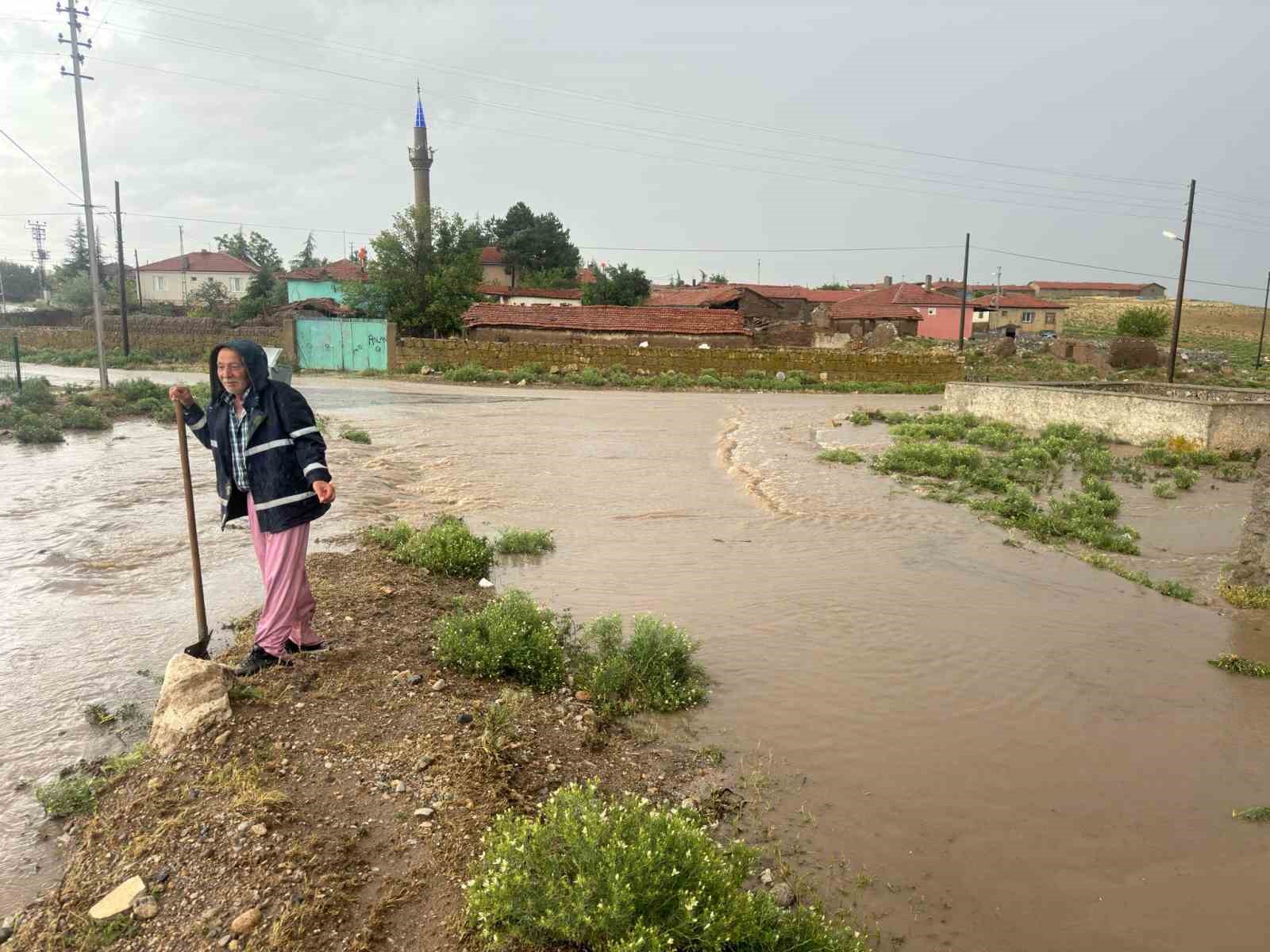 Afyonkarahisar’ın Emirdağ ilçesinde aşırı yağış sonrası bir köyde su baskını