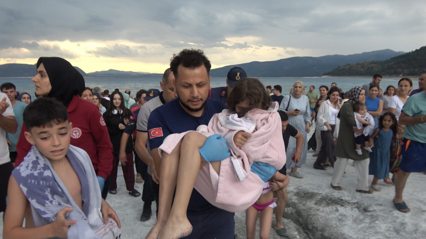 Salda Gölü’nde bindiği şişme oyuncak atın rüzgar ve dalgaların etkisiyle