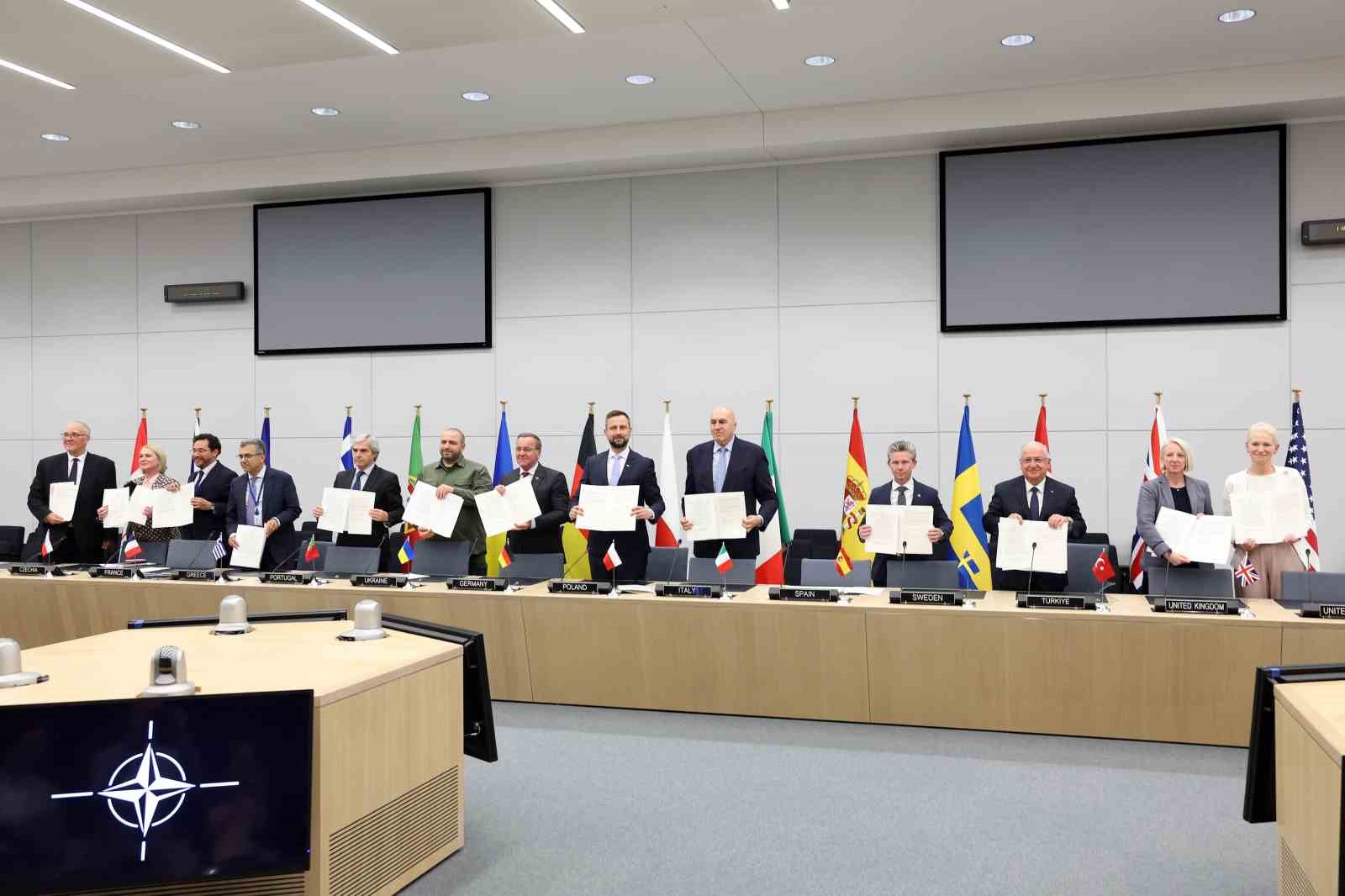 Mili Savunma Bakanı Yaşar Güler, müttefik ülke Savunma Bakanları ile