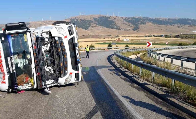 Afyonkarahisar’da kontrolden çıkarak bariyerlere çarpıp devrilen kamyonun sürücüsü yaralandı. Kaza,