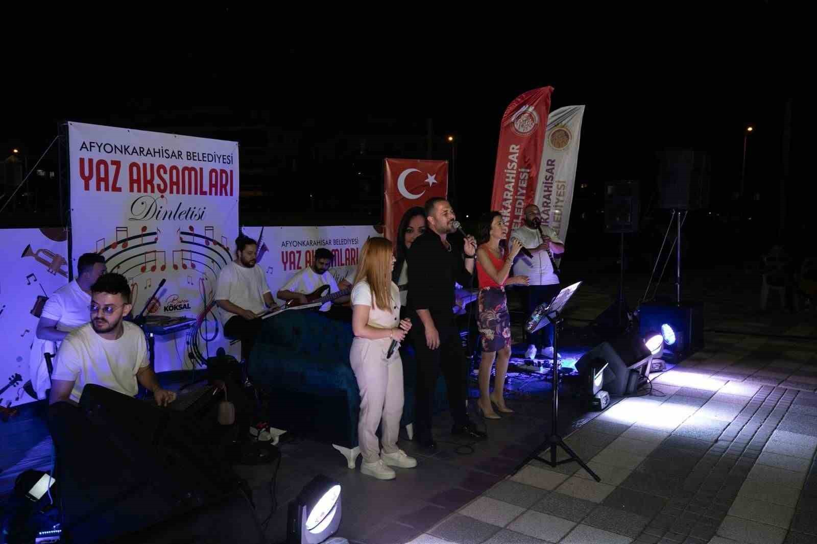 Afyonkarahisar Belediyesi sanatseverlere muhteşem bir müzik ziyafeti yaşattı. ‘Yaz Akşamları