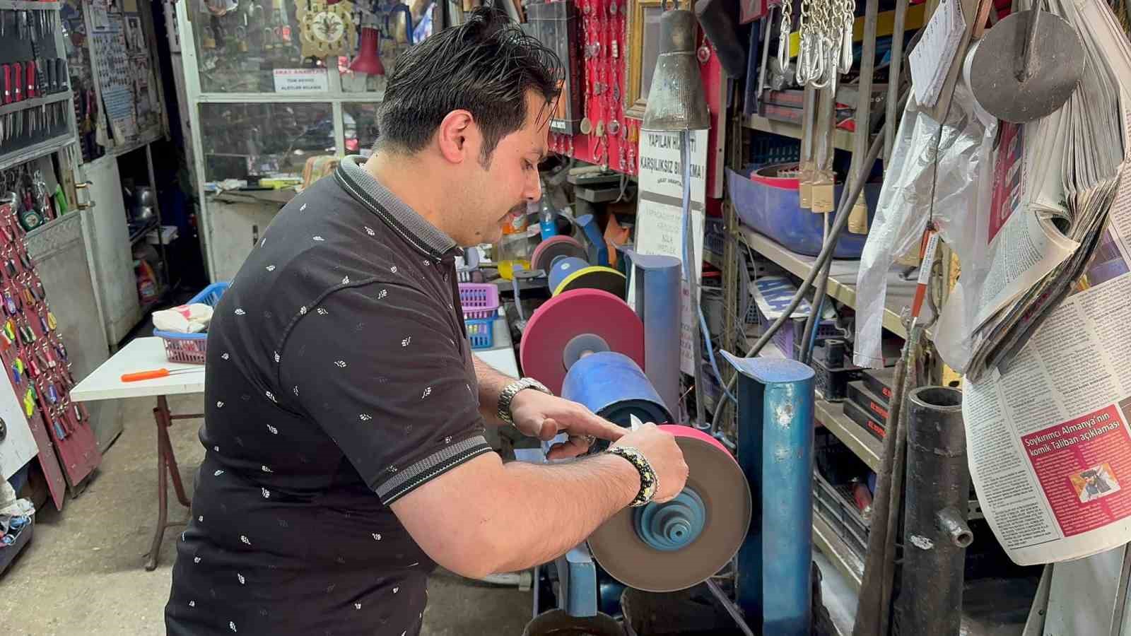 Afyonkarahisar’daki bıçakçılarda bayram hareketliliği yaşanmaya başlarken, vatandaşlar yeni bıçak almak